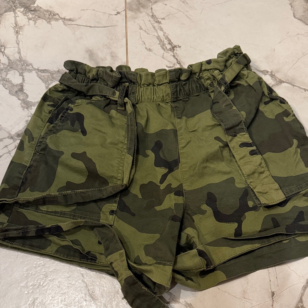 Sanctuary Camouflage Green Women's Shorts with belt elastic waist